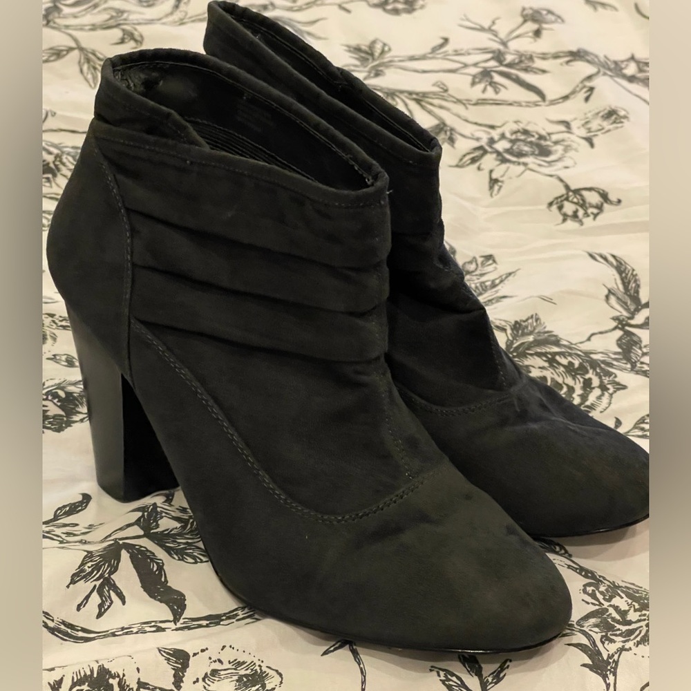 Studio Works 9 “Gramercy” Gray Heeled‎ Bonded Leather Ankle Boots